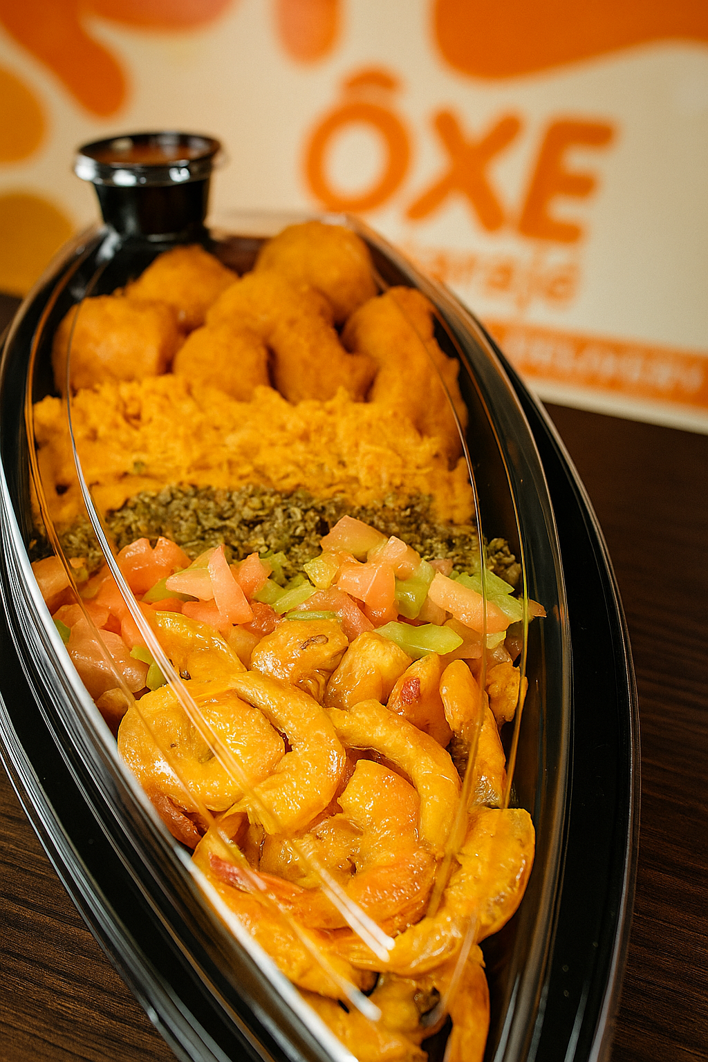 Mini acarajés crocantes, prontos para servir